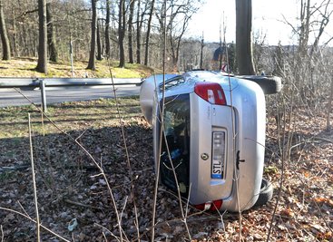 In einer Linkskurve kam er nach rechts von der Fahrbahn ab und kam auf der Seite zum Liegen.