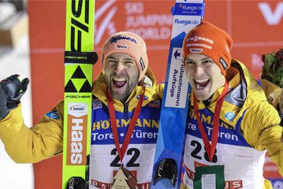 Pius Paschke (links) und Stephan Leyhe sorgten mit den anderen deutschen Skispringern für einen traumhafte Saisoneinstand in Ruka.