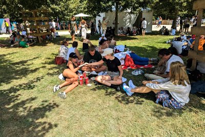 Bei Temperaturen nahe der 40-Grad-Marke suchten die Besucher immer wieder etwas Abkühlung im Schatten.