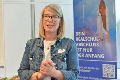 Dr. Cindy Krause von der IHK in Freiberg dankte den Azubis, den Ausbildern und den Betrieben.