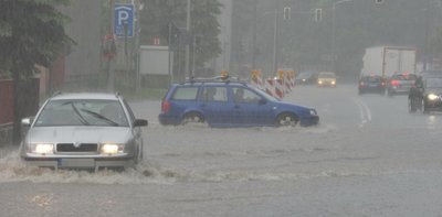 Nach einem Unwetter stand die Beethovenstraße in Freiberg am Tivoli-Parkhaus am 27. Mai 2014 wieder einmal unter Wasser. Derartige Überflutungen treten laut Uwe Graner, Betriebsleiter der Freiberger Abwasserbeseitigung, bislang regelmäßig auf. Jetzt werde Abhilfe geschaffen. 