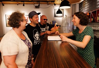 Das neue Veranstaltungsangebot "Tresen, Themen, Temperamente" lädt zum Diskutieren in die Alte Brauerei ein. Tina Lämmel als Gleichstellungsbeauftragte des Erzgebirgskreises, Andreas Bräuer und Christian Schröder (von links) haben mit Nathalie Senf schon erste Ideen ausgetauscht. 