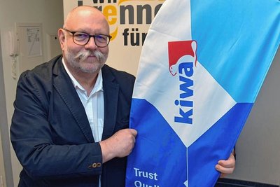 Thomas Hübler, Geschäftsführer der MPA Dresden mit Sitz in Freiberg, mit dem Logo der neuen Beistzergruppe Kiwa, im Zeichen des Bibers. Das Unternehmen als europaweit operierendes akkreditiertes Brandschutzlabor, unterzieht unterschiedlichste Löschgeräte den speziellen Tests, bevor sie für die Praxis zugelassen werden. 
