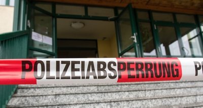 Unmittelbar nach dem Löschen des Brandes sperrte die Polizei die Schule und die Kripo nahm Ermittlungen auf.