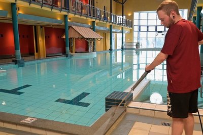 Im Schwimmbadbereich der Badegärten kümmerte sich Christian Gerber um die Reinigung. 