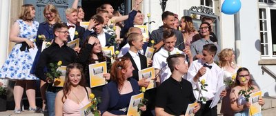 Absolventen der Stadtschule Schwarzenberg, Klassen 10 a und b (ohne Zuordnung): Vivienne Wagner, Marlen Hillig, Fiona Fischer, Majlinda Beciri, Lene Graupner, Rebecca Dehnel, Tim Lein, Jonas Graubner, Ian Semrau, Lucy Gräßler, Celina Zander, Felix Wolf, Phil Heselich, Dustin Ficker, Justin Meißner, Nico Weißflog, Max Hübner, Annika Derksen, Ference Rucks, Lenny Schürer, Elias Wellner, Mira Löwe, Michelle Neumann, Sophie Neubert, Nick Oeser, Olivia Syrbe. Emilia Schönherr ist nicht auf dem Bild zu sehen. 