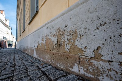Der stark durch Salzschäden gezeichnete Sockel wird nicht angefasst – eine Instandsetzung würde den finanziellen Rahmen der Stadt vorerst sprengen. Foto: