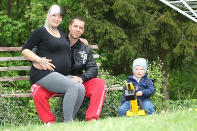 Familie Mroczek zwischen Freude und Sorgen: Sie erwarten Nachwuchs und machen sich Gedanken, wie eine Geburt während der Pandemie abläuft.