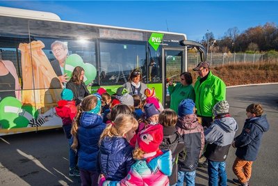 Wie verhält man sich an der Bushaltestelle? Wie steigt man richtig ein? Auch das wurde den Grundschülern in der Busschule erklärt.