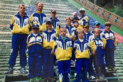 Die Gruppe des SSV Geyer vor 22 Jahren mit Eric Frenzel (4.v.r.) sowie den Trainern Steffen Küchler (3.v.l.) und Uwe Frenzel (5.v.r.).