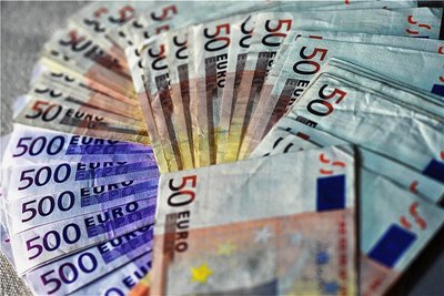 Eine Seniorin hat im oberen Vogtland einem Betrüger eine große Bargeldsumme übergeben.