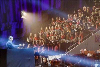 Von der Nordtribüne des Erzgebirgsstadions aus boten die Chorsängerinnen und -sänger gemeinsam mit der Erzgebirgischen Philharmonie Aue unter Hans-Christoph Rademann (links) dem vis-à-vis sitzenden Publikum von Laser- und Lichteffekten begleitet die Musik von Carl Orff dar. 