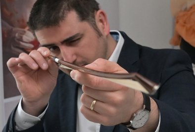 Hannes Vereecke mit einem Geigenbogen. Der Professor und Dekan der Angewandten Kunst Schneeberg kann zwar sagen, ob dies ein guter Bogen ist, aber nicht warum. Das soll sich ändern. 