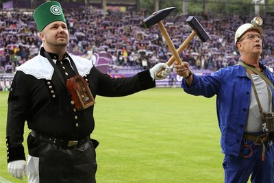 Feierliche und standesgemäße Eröffnung mit zwei gekreuzten Hämmern, die Steven Vogel (l.) und Reinhard Lange zelebrierten: Insgesamt 10.343 Fans erlebten am Sonntagabend im Lößnitztal den 1:0-Sieg der Auer Veilchen gegen den FC Ingolstadt - ein rundum gelungener Saisonauftakt also. 