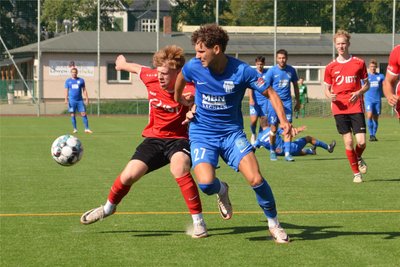 An der Annaberger Defensive - hier Florian Weiß (l.) - bissen sich die Neugersdorfer um Kristian Rossen die Zähne aus.