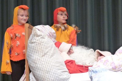 Spieler der Kindertrachtengruppe haben am Samstag in Seiffen den Weihnachtsmann aus seinem Tiefschlaf geweckt.