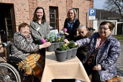 Bei Zion sind Vergissmeinnicht gepflanzt worden: Christa Engel (90, v. l.), Pflegedienstleiterin Patricia Linkenheil, Nadine Süß, Einrichtungsleiterin Haus „Abendfrieden“, Freimut Lenk (85) und Christine Heydel (77).