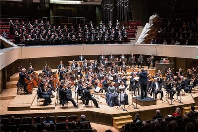 Voll besetzte Chorreihen, Lücken im Publikum: Das "Große Concert" im Leipziger Gewandhaus mit Mendelssohns Oratorium "Elias". 