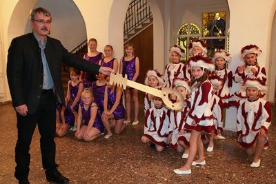 Carly Kehrer (Foto r.) hat ihn: den Rathausschlüssel von Johanngeorgenstadt.Sie durfte diesen für den Faschingsverein Fosend im Gebirg am Donnerstag von Stadtchef Holger Haschek übernehmen. 