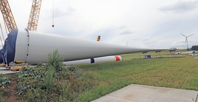 Ende August ruhten die Arbeiten an den Windkraftanlagen am Saidenberg bei Voigtsdorf. Auf der Baustelle hatte das Lochbild für die Turmmontage auf das Fundament nicht gepasst. 
