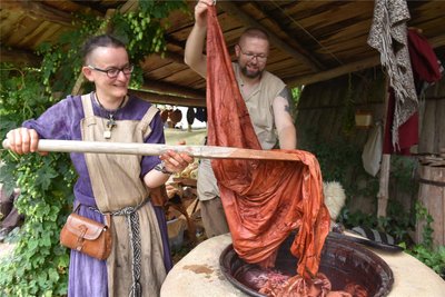Katrin Ahlendorf und René Khop zeigten beim Mittelaltermarkt die historische Technik des Färbens.