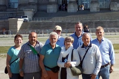 Die Grünberger Vereinsfreunde zur Stadtrundfahrt vorm Reichstag in Berlin.