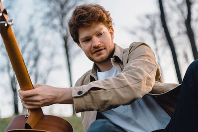 Leander ohne den Anderen. Als "L.e.a.n.d.e.r" schlägt der Grünbacher jetzt poppige Töne an. Foto: Jonathan Freigang