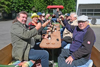 Ein Prosit auf die Gemütlichkeit. Im Traktor mit Anhänger war diese Männertruppe unterwegs.