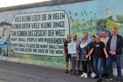 Die Grünberger Vereinsfreunde an der East Side-Gallery.