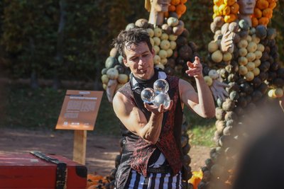 Manege frei: Ein ganzes Wochenende voller Zirkuskunst beim Kürbisfestival in Lichtenwalde. Im Bild die Große Show mit Jonglage, Zauberei und Akrobatik.