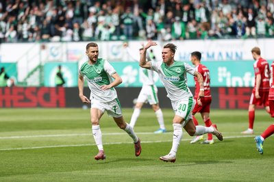 Felix Klaus jubelt über seinen Treffer zum 1:0.