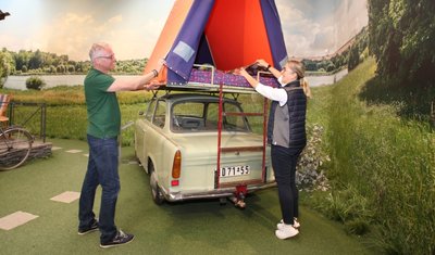 Annett Lang und Joachim Blum vom August-Horch-Museum machen vor dem Trabitreff schon mal das Dachzelt schick. 