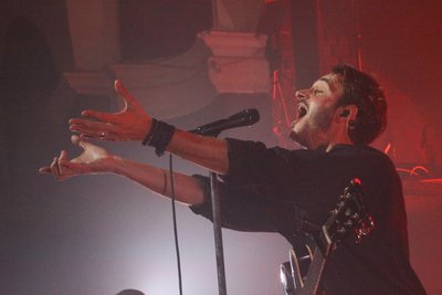 Editors-Frontmann Tom Smith überzeugt nach wie vor mit brachial-graziler Bühnenpräsenz. 