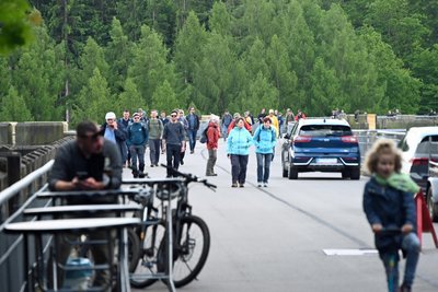 Wanderer und Radfahrer pilgerten in Scharen zum Hetzdorfer Viadukt.