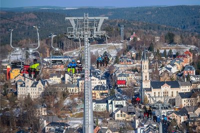 Am Adlerfelsen in Eibenstock läuft der Sessellift wieder. Seit dem vergangenen Wochenende können dort Wintersportler aktiv sein. 