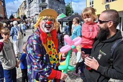 Clown Brandolino erfreut zum Stadtfest auf dem Johannisplatz die Besucher.