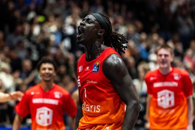 AHER UGUAK: Der Dauerläufer der Niners stand auch dieses Mal fast das komplette Spiel lang auf dem Feld (35:20 Minuten). Zwei wichtige Dreier, schnelle Arme in der Verteidigung, sieben Rebounds, vier Assists: Der Kanadier ist das Schweizer Taschenmesser der Niners, kann überall helfen und gibt nie auf. War Teil der Rotation, die das Spiel am Ende drehte. Note: 1-.