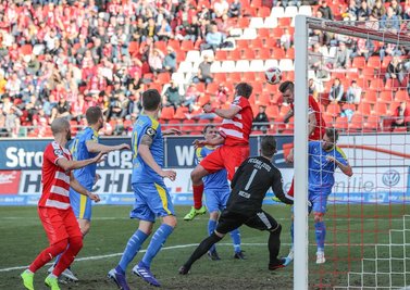 Davy Frick (2. v. r.) brachte den FSV Zwickau in der 35. Minute per Kopfball in Führung. 