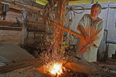 Schmied Matthias schürte, ehe er zum Hammer griff, kräftig das Feuer.
