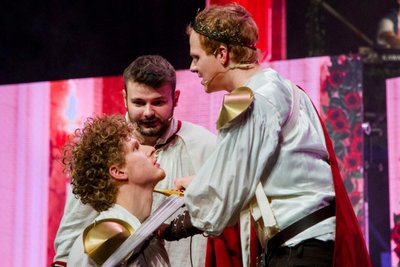 Titelheld Artus (Tobias Gühler) und Ritter Lancelot (Finn Horn) im Kampf mit einem feindlichen Ritter (Justus Helke).
