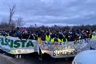 Straßenblockade zum AfD-Bundesparteitag im Süden von Riesa.