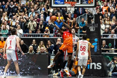 JEFF GARRETT: Die defensive Lebensversicherung der Niners an diesem Tag. Holte neun Rebounds aus der Luft, war kampfstark wie eh und je. Auch er war Teil der Fünfertruppe, die gut harmonierte und das Spiel drehte Zwei ganz wichtige Dreier nach dem Seitenwechsel. Note: 2+.