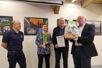 DVF-Sachsen-Chef Christian Scholz brachte Urkunden, Blumen und Geschenke mit, die er an Harald Börner, Annette Ludwig und Steffen Schmidt (v.r.) übergab.