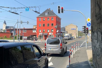 Stadteinwärts ist das Linksabbiegen von der Hofer Straße auf die Turnstraße nicht gestattet.