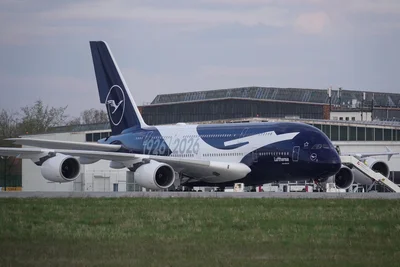 Die auffällige blau-weiße Sonderlackierung anlässlich des 100. Jubiläums der Lufthansa war in Dresden nicht zu übersehen.