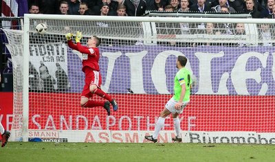 Tor für den VfL Osnabrück. Konstantin Engel (nicht im Bild) erzielt per Kopf den Treffer zum 3:0.
