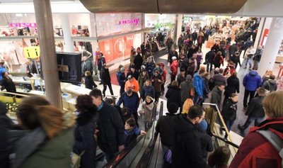 Volle Rolltreppen in der Chemnitzer Galerie Roter an einem verkaufsoffenen Sonntag in der Adventszeit.