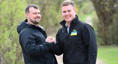 Dolmetscher Sergej Kozakov (links) und Hauptamtsleiter Philipp Melzer engagieren sich für die Flüchtlingshilfe in Hartmannsdorf. 