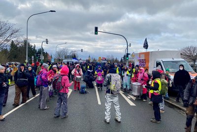 Protesttrommler bei einer Straßenblockade.