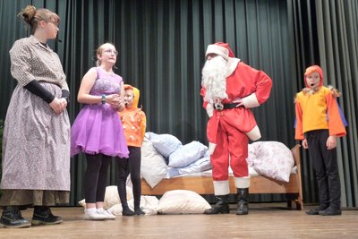 Der Seiffener Kindertrachtengruppe ist es am Samstag gelungen, den Weihnachtsmann zu wecken.